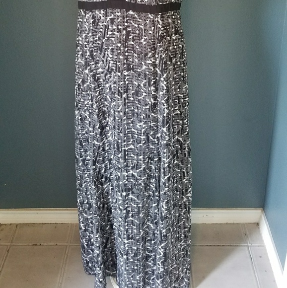WHBM Maxi Dress in black white graphic print - Picture 5 of 7
